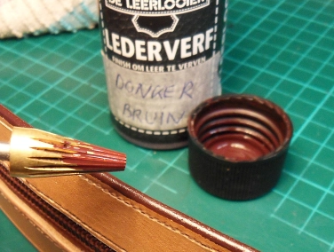 Painting the edges with an edge dying pen Painting the edges with an edge dying pen